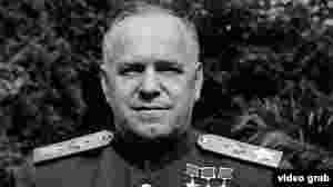 Маршал Георгий Жуков - английский актер Тимоти Далтон. Далтон больше всего известен по роли Джеймса Бонда. Жукова считают главным творцом победы СССР во Второй Мировой войне. Однако это мнение не разделяли в ближайшем окружении Сталина. В 1946 году Жуков был обвинён в незаконном присвоении трофеев и "раздувании своих заслуг в деле разгрома Гитлера": Сталин лично вписал в его дело формулировку "присваивал себе разработку операций, к которым не имел никакого отношения". 