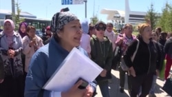 Десятки матерей протестуют в Нур-Султане, требуя получения соцпомощи Десятки матерей протестуют в Нур-Султане, требуя получения соцпомощи