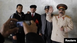 Мигранты в Москве фотографируются с двойниками Ленина и Сталина