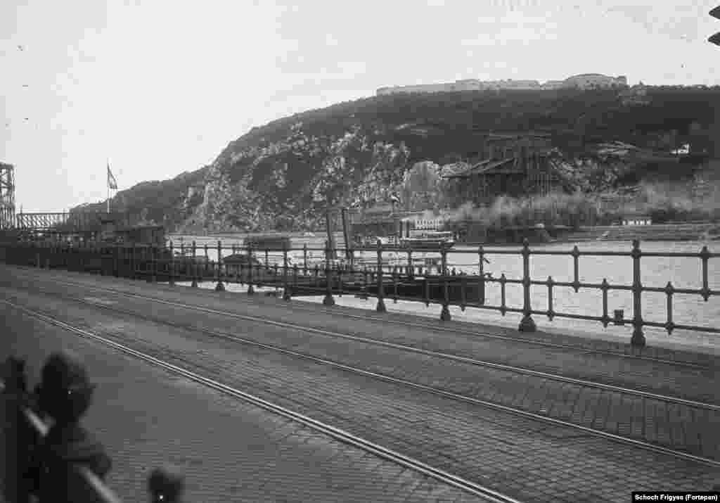 Другой вид на мост Эржебет. 1900 год. Справа виднеется цитадель. Знаменитый цепной мост был разрушен во время Второй мировой войны, но позднее власти восстановили его с использованием сохранившихся опор старого моста