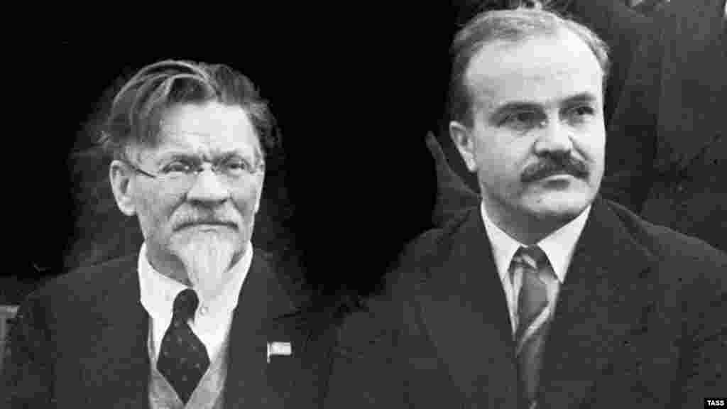 Вячеслав Молотов (на момент смерти Сталина - народный комиссар иностранных дел СССР, на фото - справа, с Михаилом Калининым) — британский актер Майкл Пэлин. Пэлин - один из участников группы "Монти Пайтон", а также был президентом Королевского географического общества: сейчас он в основном занимается телефильмами о путешествиях. Молотов - один из верных соратников Сталина в борьбе с его политическими противниками — именно он начал кампанию против Льва Троцкого, Григория Зиновьева и Льва Каменева. Также именно на его счету самое большое количество подписанных расстрельных списков на высших чиновников (эти документы составлялись для рассмотрения дел в закрытом и упрощенном порядке) - больше чем у самого Сталина 