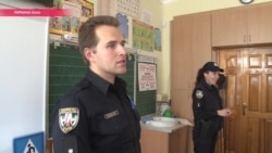 Засада в туалетах и примерка бронежилета: зачем полиция пришла в украинские школы? Засада в туалетах и примерка бронежилета: зачем полиция пришла в украинские школы?