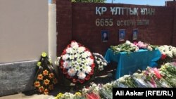 Венки рядом с местами нападений в Актобе и фотографии погибших