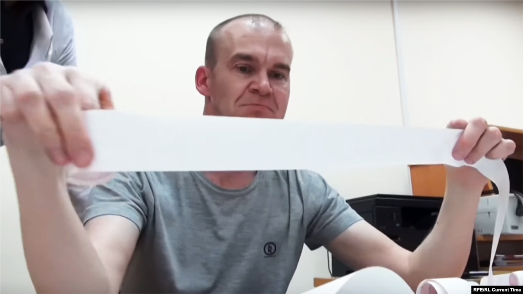 Алексей Кордумов родился в Рочегде, небольшом поселке на севере Архангельской области. Закончил медицинский вуз, некоторое время жил в Москве, но вернулся обратно в родной поселок. Здесь он работает врачом в крошечной больнице, причем заменяет сразу всех специалистов. Кажды день к нему обращаются от 30 до 80 пациентов, а если пациент не может дойти к врачу, Кордумов отправляется к нему сам, на другой берег Северной Двины – пешком, по тающему льду. Поздней осенью или ранней весной врач идет по льду со шваброй в руках, проверяя лед на прочность. Несколько раз при такой переправе он уже проваливался в полынью. Посмотреть фильм об Алексее и почитать о его пациентах. 