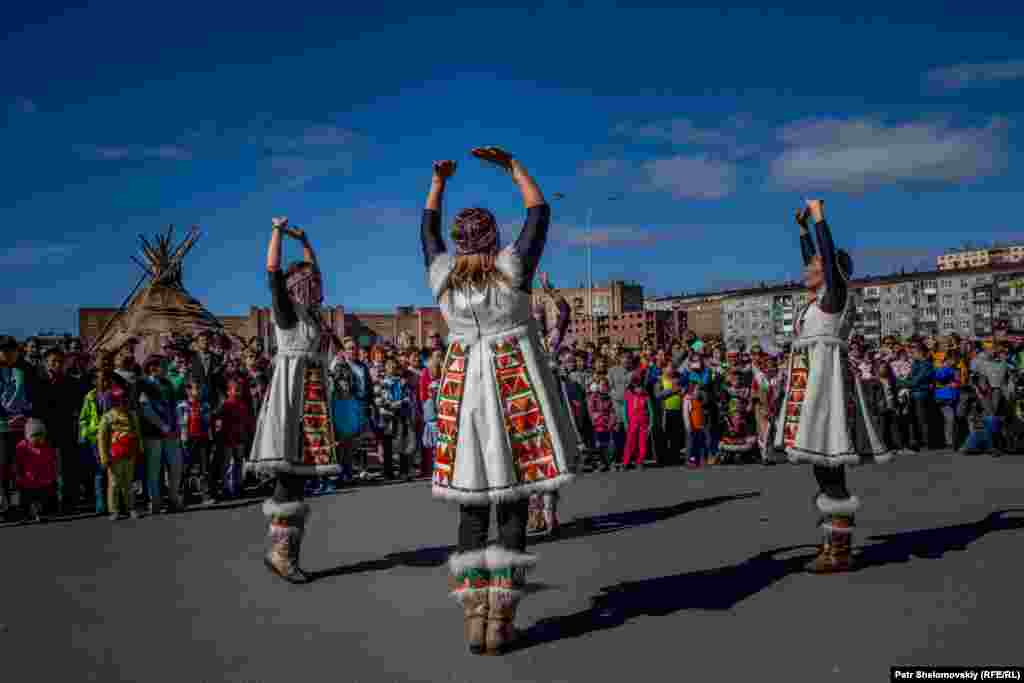 Ненцы – другой коренной народ. Они ведут кочевой образ жизни и занимаются оленеводством