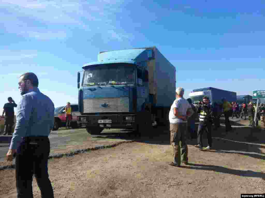 Водители, привыкшие к многочасовому простою (подобные пробки были и до блокады), занимают импровизированные столики придорожных кафе. 