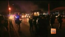 Продолжение столкновений протестующих и полиции в Фергюсоне Продолжение столкновений протестующих и полиции в Фергюсоне