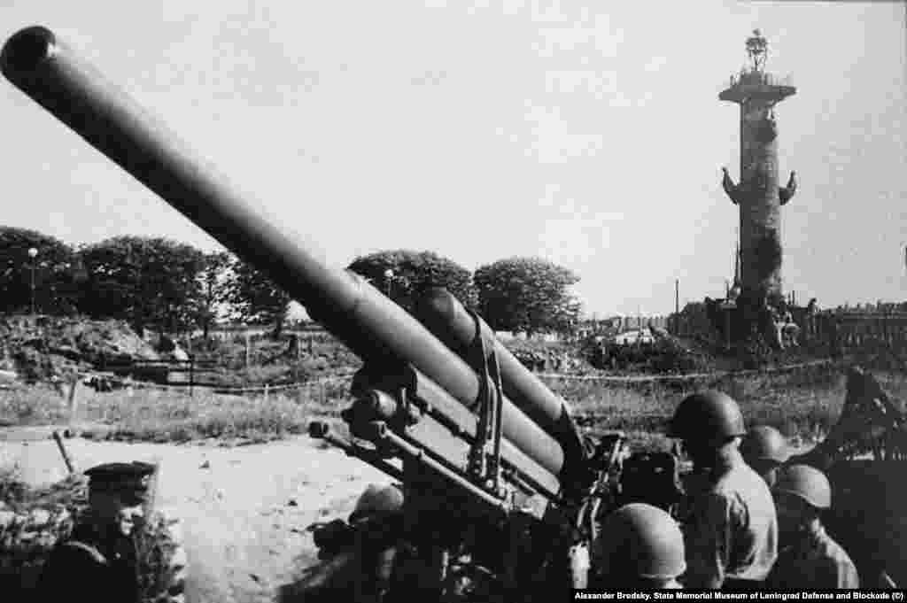 Александр Бродский. Артиллерийская позиция в сквере на Стрелке Васильевского острова.  1942 год.