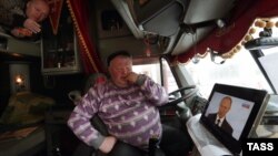Водители фуры слушают обращение президента России к Федеральному Собранию РФ, 3 декабря 2015
