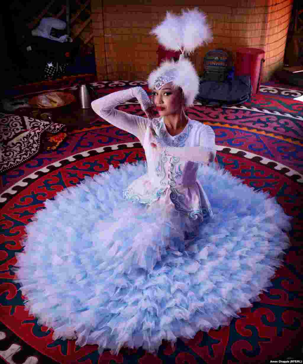 Еще одно потрясение: традиционные костюмы местных жительниц. "Почти каждая женщина, вне зависимости от возраста, становилась богиней, когда облачалась в этнический костюм", – пишет Чаппл