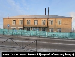 Внешне здание школы выглядит не так уж плохо