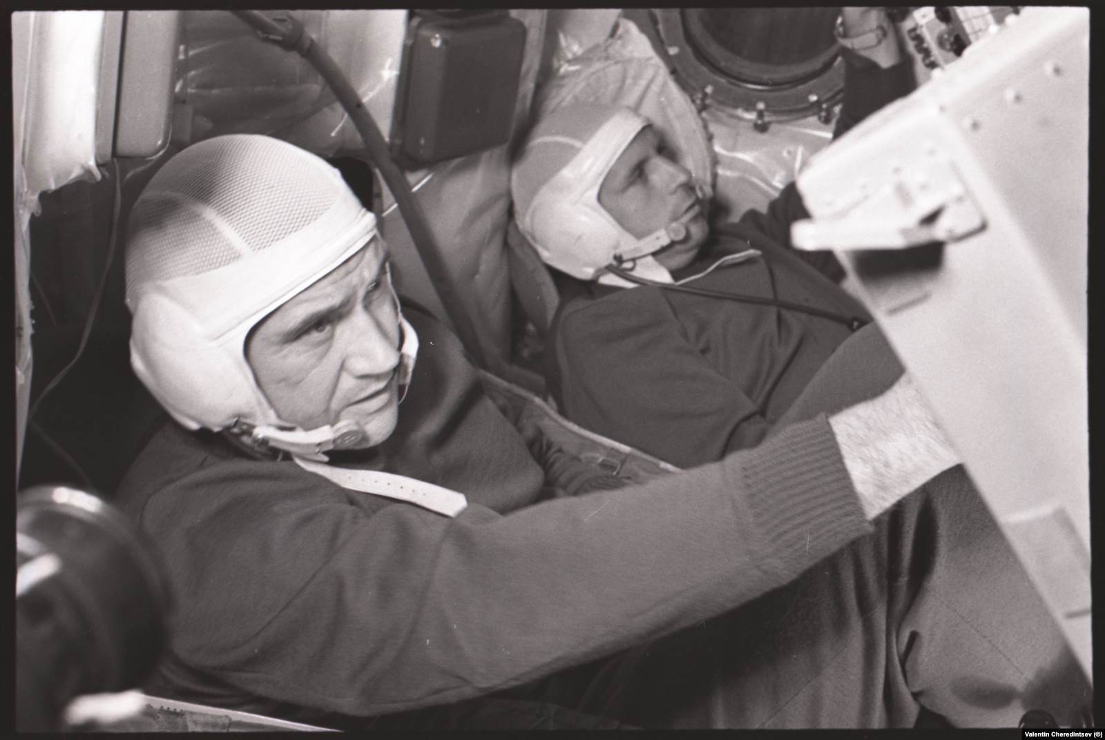 Анатолий Филипченко и Виктор Горбатко во время предполетной тренировки. Они полетели в космос в одном экипаже "Союза-7" в 1969 году. Фото: Валентин Черединцев, ТАСС. Фотография предоставлена Музеем космонавтики в Москве
