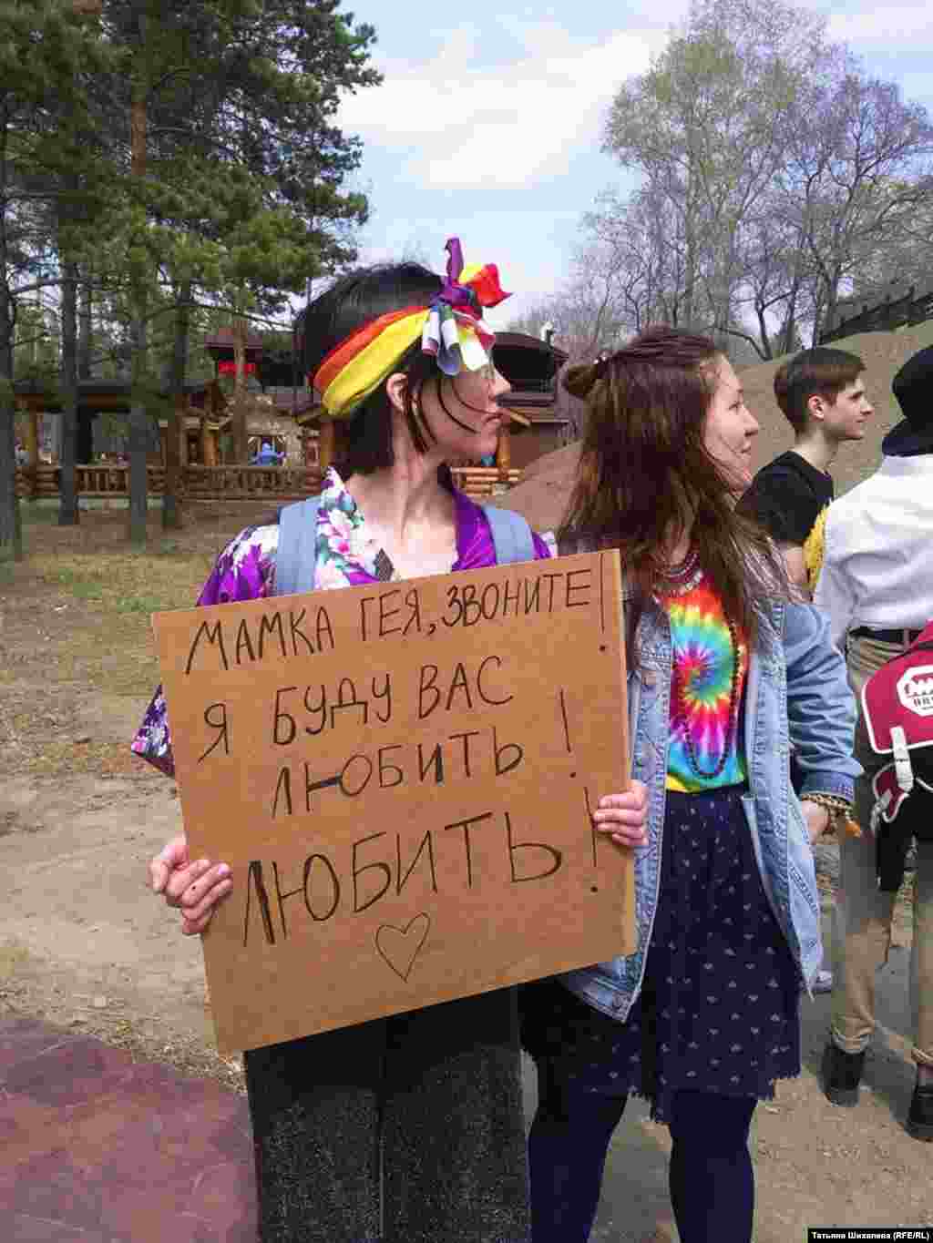 "Все прошло хорошо, без проблем и вопросов со стороны полиции. Собралось порядка 300-350 человек. У нас не было разрешения на "Монстрацию" от администрации города, но мы подали уведомление и провели её в формате флешмоба. Участники остались довольны, всё не могут разойтись. Мероприятие закончилось, а они стоят", – рассказал организатор акции в Хабаровске Павел Перов.