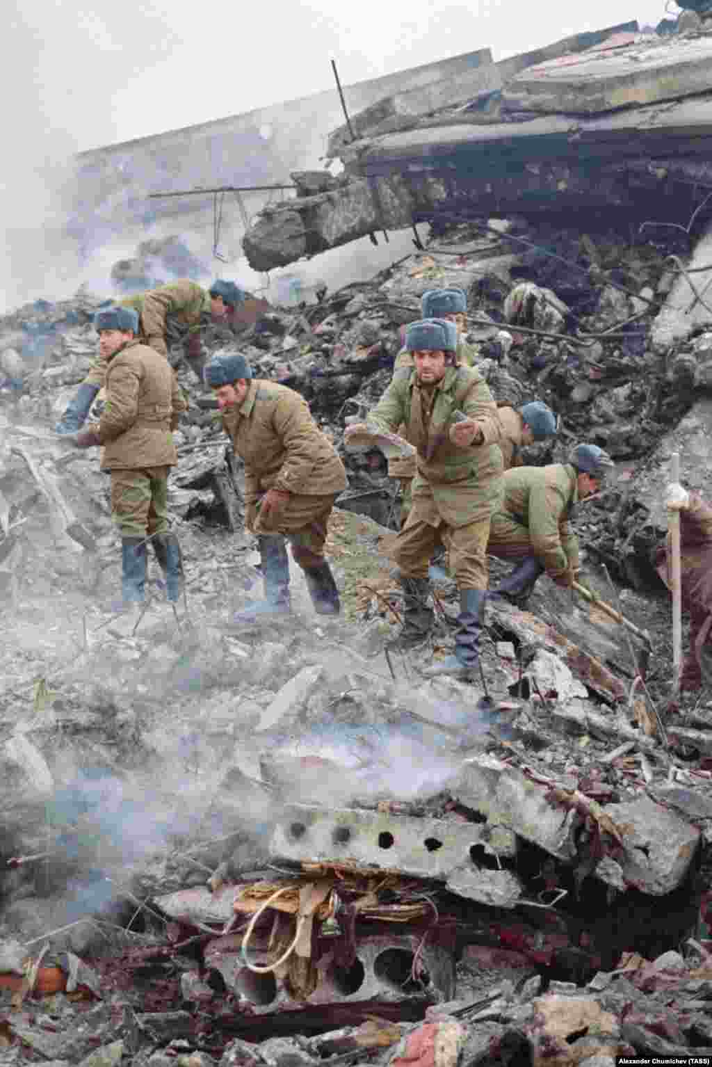 Солдаты разбирают завалы в Гюмри 