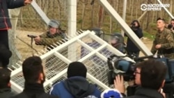 Мигранты сносят ограждения на границе Греции и Македонии Мигранты сносят ограждения на границе Греции и Македонии