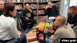 Светлана Тихановская встречается с Игорем Карнеем и другими освобожденными белорусскими политзаключенными