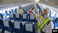 Дезинфекция самолета, прилетевшего в Южной Кореи