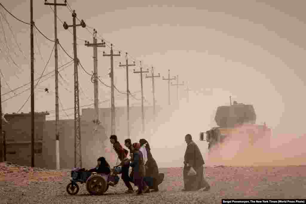 Второй приз в категории "Новости": иракцы бегут из Мосула во время операции по его освобождению от боевиков так называемого "Исламского Государства". Фото – Сергей Пономарев