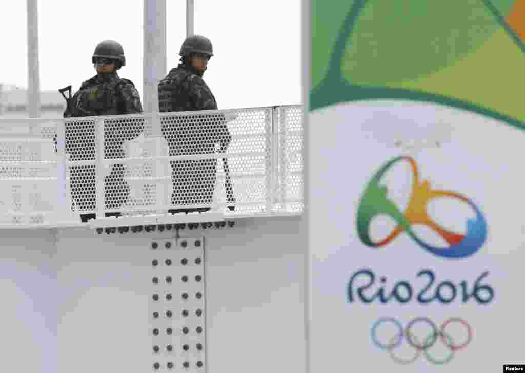 Вооруженная охрана на входе в метро в Рио-де-Жанейро. 