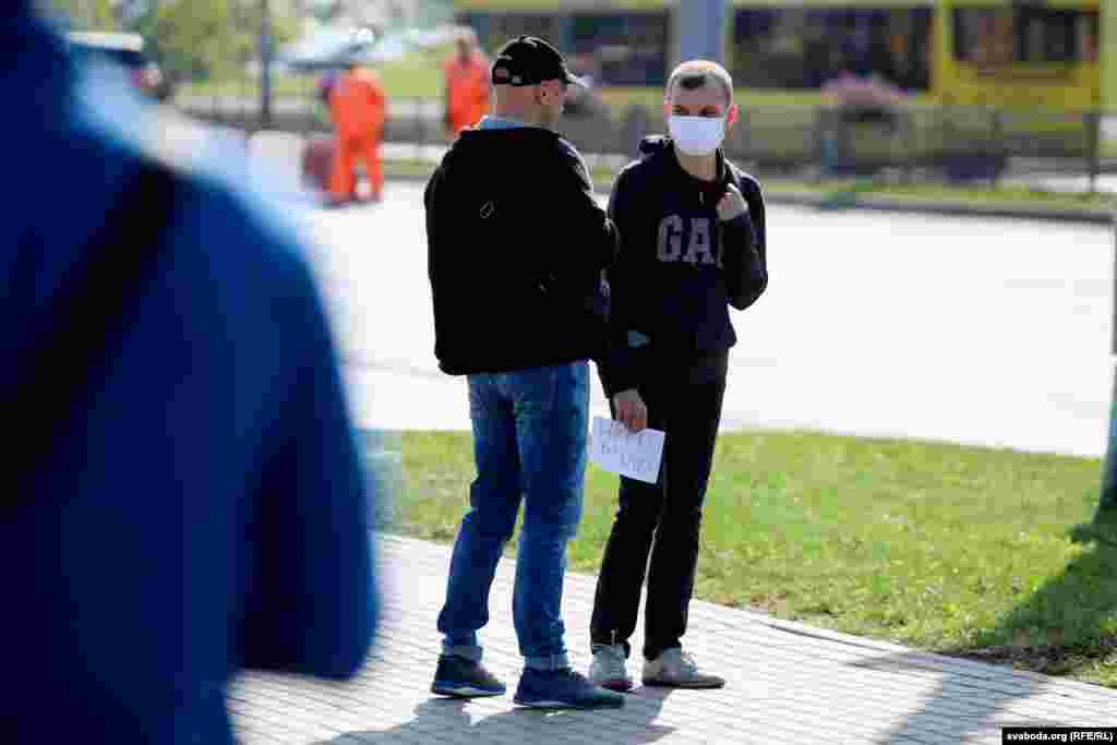 Потом задержали мужчину, который шел с плакатом "Ну, а кто здесь крыса?"  