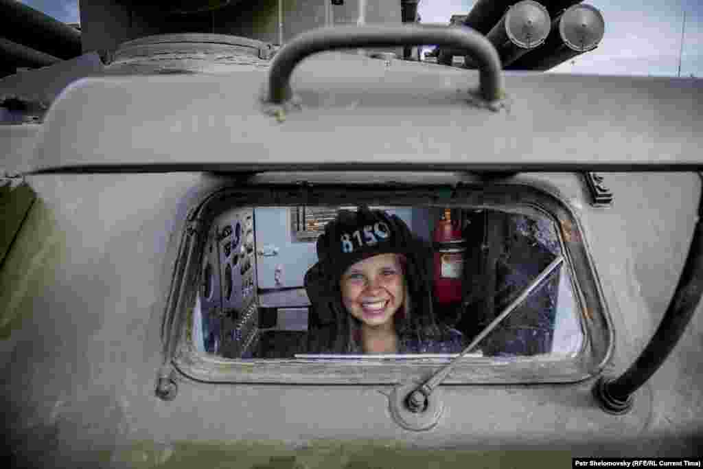 Дети исследуют российскую военную технику на фестивале "Нашествие-2015"