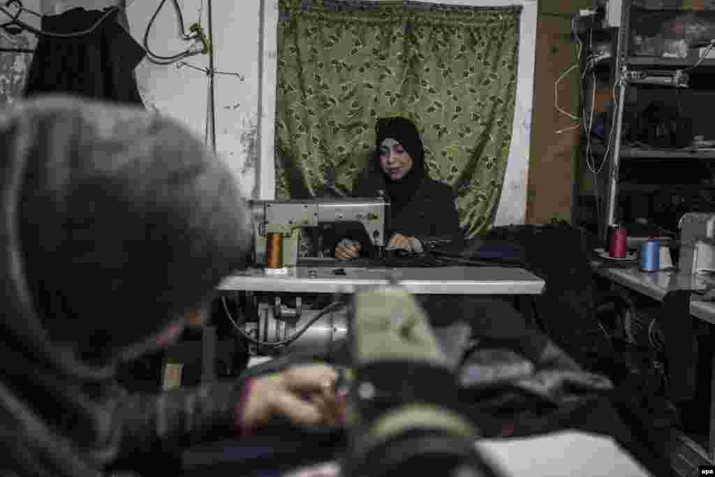 На фото – швея Бутхайна. Когда-то ее семья жила в сирийском городе Гута. Летом 2013 после химической атаки правительственных войск ей и трем ее детям пришлось бежать в Дамаск. Ее муж пропал без вести четыре года назад, поэтому она вынуждена обеспечивать семью сама. В школу ходит лишь один из ее детей. У младшего сына синдром Дауна, поэтому средняя сестра присматривает за ним дома. Бутхайна говорит, что жизнь в Дамаске намного дороже, порой заработанных денег на четверых не хватает