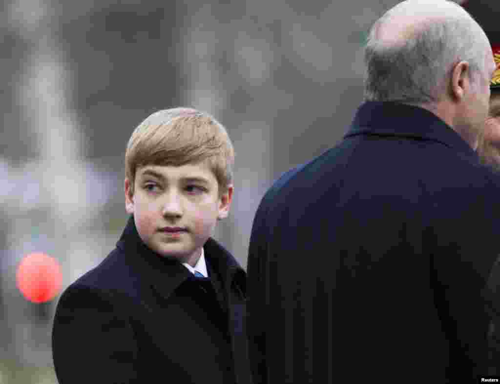 Президент Беларуси Александр Лукашенко с младшим сыном Колей в 2015 году: подростка уже несколько лет называют в Беларуси "преемником".  Лукашенко впервые стал президентом Беларуси в 1994 году и с тех пор несколько раз уверенно выигрывал выборы. В данный момент он находится в должности самое продолжительное время среди всех европейских глав государств (кроме монархов) – 25 лет  