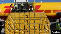 Погрузка посылок на почтовый самолет DHL