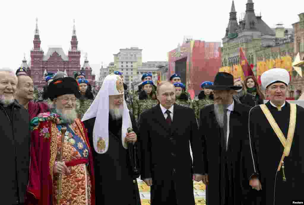 На фото (слева направо): епископ Российского объединенного союза христиан веры евангельской Сергей Ряховский, глава Буддийской традиционной сангхи России Дамба Аюшеев, председатель Центрального духовного управления мусульман Талгат Таджутдин, патриарх Московский и всея Руси Кирилл, Владимир Путин, главный раввин России (Федерация еврейских общин России) Берл Лазар и председатель Совета муфтиев России Равиль Гайнутдин