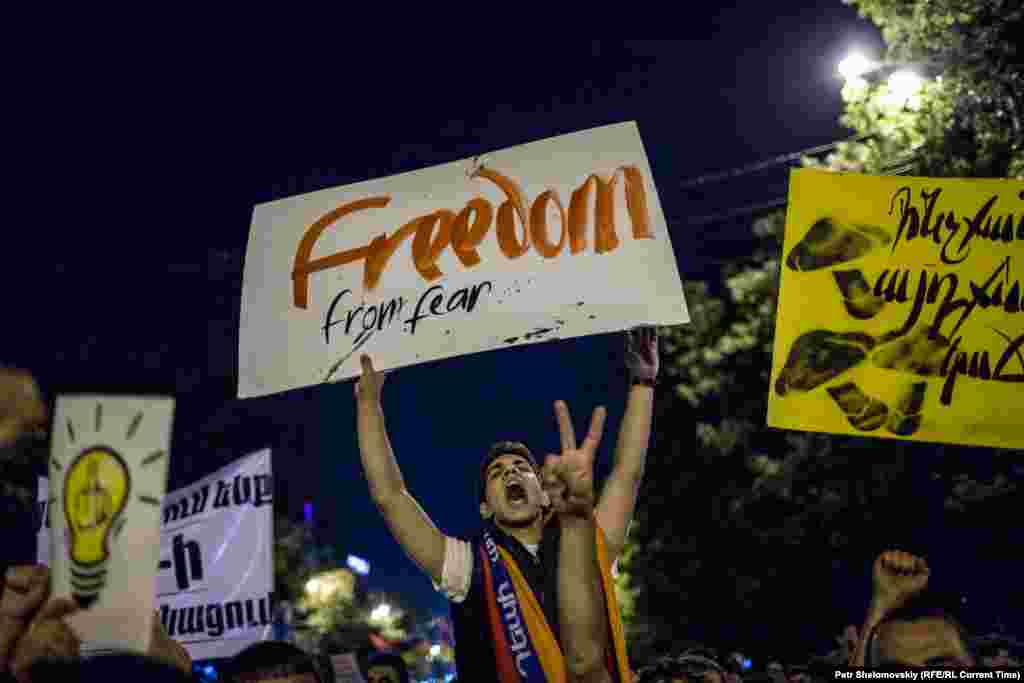 Ранее, правительство отказывалось пересматривать решение о повышении тарифов на электроэнергию, однако 27 июня сделало предложение митингующим, которое они не приняли Протест на проспекте Баграмяна, 26 июня