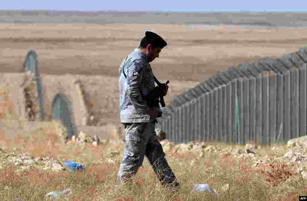 В попытках защитить себя от боевиков так называемого "Исламского государства" Саудовская Аравия воздвигла стену на границе с Ираком, которую патрулируют военные. Однако это – не единственное подобное сооружение на границе арабского государства, в 2013 году появился забор и на границе с Йеменом