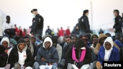 Немногие из спасенных мигрантов на Сицилии, апрель 2015 года