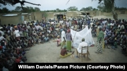 Лекция по борьбе с малярией для жителей деревень в Буркина-Фасо