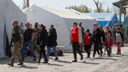 Вывезенные с территории "Азовстали" мирные жители Мариуполя в селе Безыменное, которое контролируют военные России и так называемой "ДНР". Фото сделано сотрудником агентства Reuters