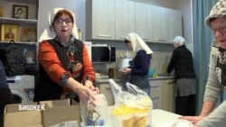 Накормить 10 тысяч раз. Волонтеры Бишкека помогают бездомным на рейсах "автобуса милосердия" Накормить 10 тысяч раз. Волонтеры Бишкека помогают бездомным на рейсах "автобуса милосердия"