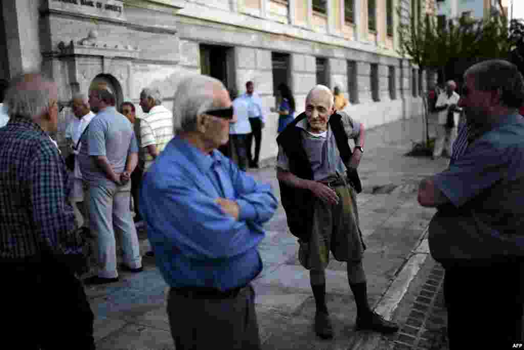 Ранее центральный банк Греции предупредил о возможном дефолте и выходе из еврозоны, если переговоры сорвутся