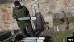 Представитель сепаратистов недалеко от Дебальцево