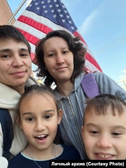 Талия и Евгения с детьми под американским флагом