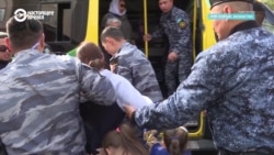 Женщина пытается отбить свою дочь-подростка у полиции в Нур-Султане Женщина пытается отбить свою дочь-подростка у полиции в Нур-Султане