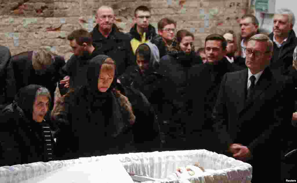 Экс-премьер Михаил Касьянов на церемонии прощания с Борисом Немцовым в Сахаровском Центре в Москве 