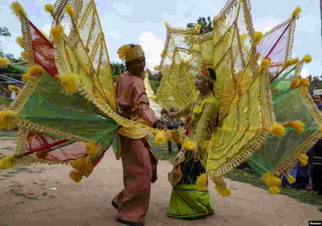 До 2011 года доступ к интернету имел только 1% населения, поэтому многие выходили в Сеть через интернет-кафе. Однако после народных волнений  2007 года интернет был заблокирован.  На фото - жители бирманской провинции ожидают выступления Аун Сан Су Чжи