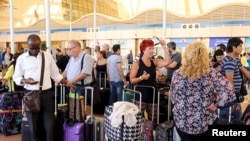 Пассажиры улетают из Шарм-эль-Шейха (Египет)