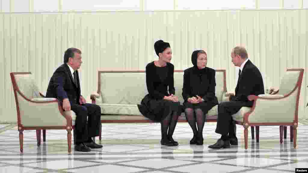 Осенью 2016 года в Узбекистане умер президент Ислам Каримов: он возглавлял страну более 25 лет, и его боялась вся Центральная Азия. Первые сообщения о смерти Каримова появились еще 29 августа, но официально о ней сообщили по телевидению лишь вечером 2 сентября. На похороны Каримова приехали многие мировые лидеры. На фото: президент России Владимир Путин с вдовой Каримова Татьяной и его дочерью Лолой Каримовой-Тиляевой. Слева – будущий президент Узбекистана Шавкат Мирзиеев, который займет этот пост через несколько месяцев  