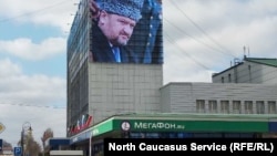 Портрет Ахмата Кадырова на Доме печати в Грозном