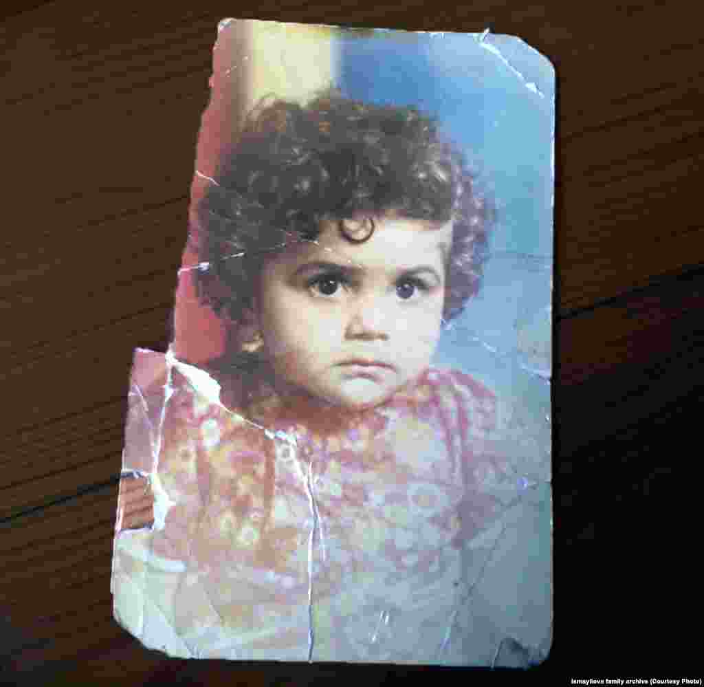 В сентябре 2015 года суд в Баку признал журналистку виновной в растрате и налоговых преступлениях и приговорил ее к 7,5 годам тюремного заключения На фото маленькой Хадидже два года