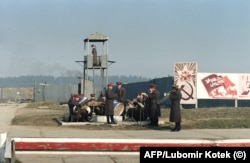 Военный оркестр играет возле авиабазы в Миловице в феврале 1990 года