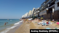 Пляж в Крыму недалеко от Севастополя