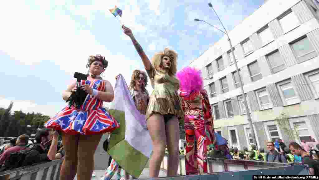 Перед началом шествия полиция изъяла у собиравшихся попасть на парад несколько баллончиков с краской и зеленкой