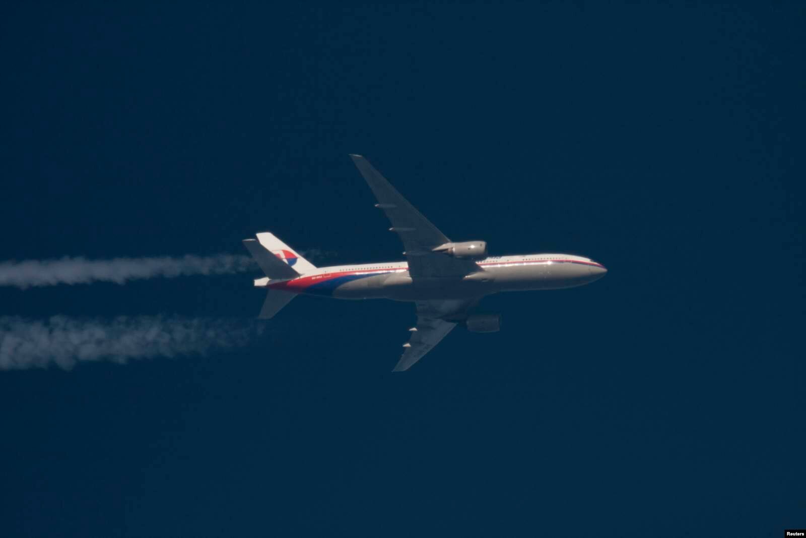 Boeing-777 с бортовым номером 9M-MRO пролетает над Польшей 5 февраля 2014 года. Спустя месяц он исчез, совершая рейс MH370 из Куала-Лумпура. Фото: Reuters