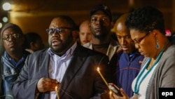 Панихида на месте стрельбы в Фергюсоне, штат Миссури